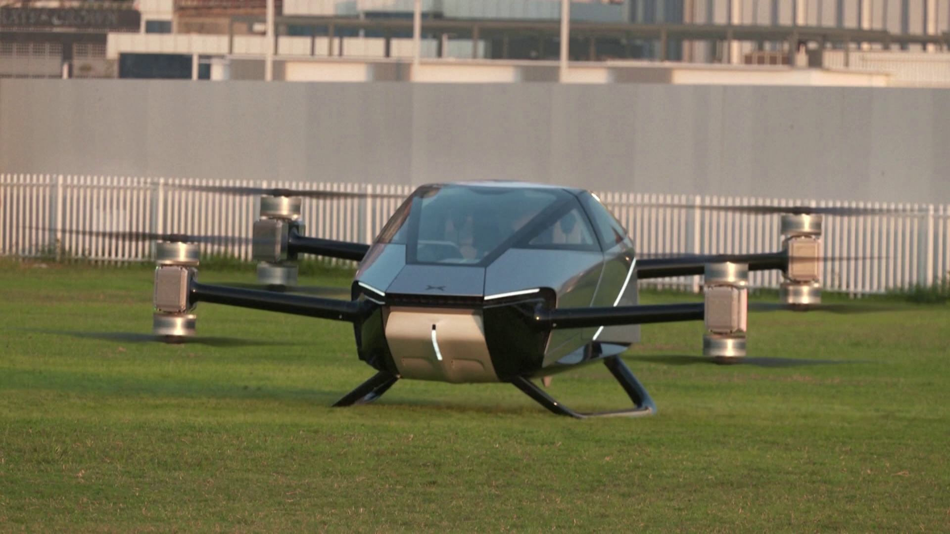 Radar: Dubaiban szállt fel az első repülő autó