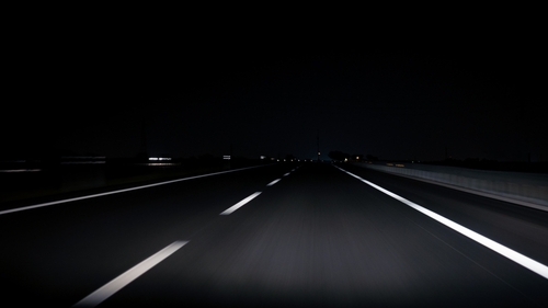 Lekapcsolják éjszakára az autópályák világítását Szlovéniában 