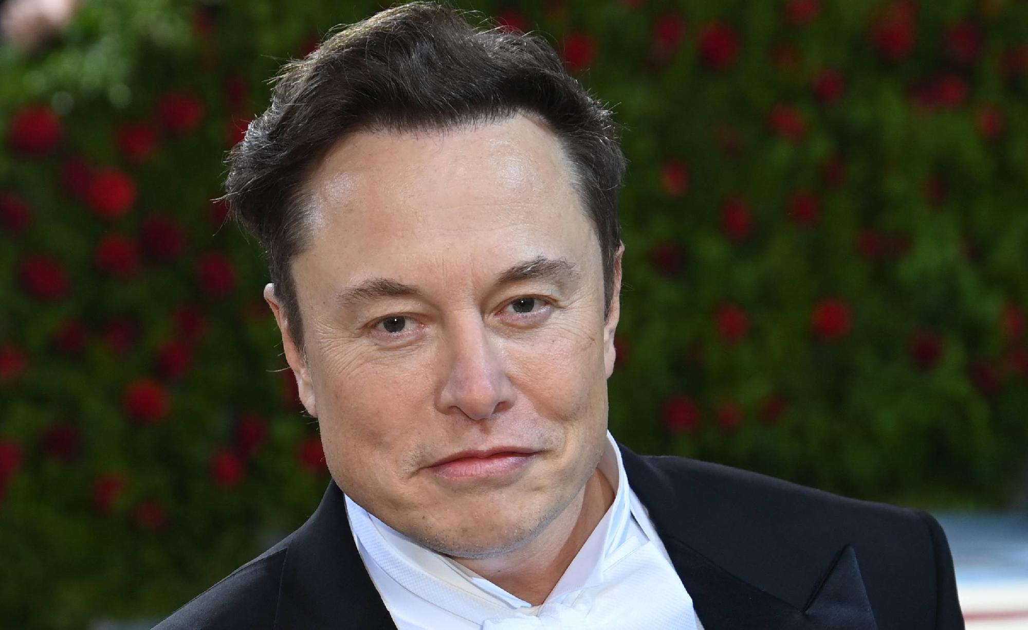 Elon Musk átvette a Twitter irányítását, és menesztett több felsővezetőt
