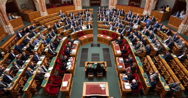 A minisztériumi struktúráról tárgyalnak a képviselők - ÉLŐ parlamenti közvetítés