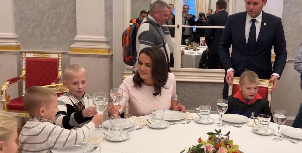 Kárpátaljai gyerekeket fogadott a Sándor-palotában Novák Katalin + videó