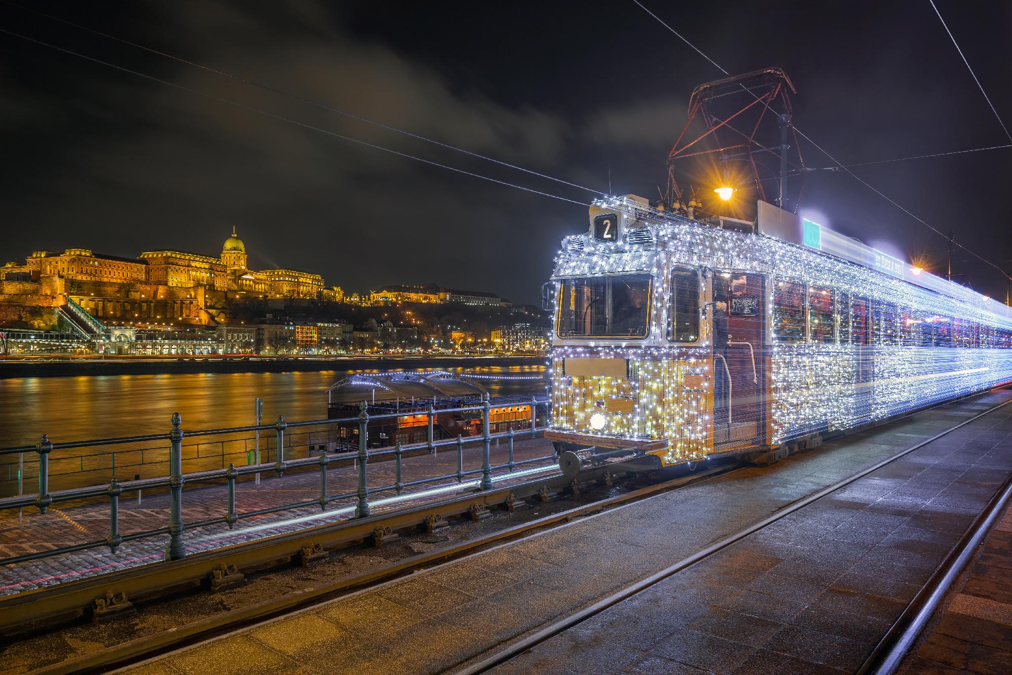 Péntektől jár az adventi villamos Budapesten