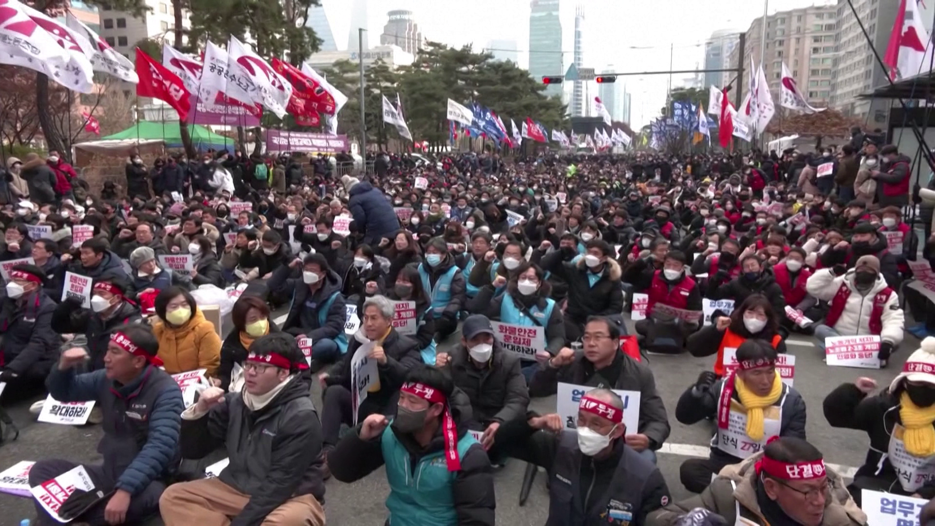 Kamionsofőrök ezrei tiltakoznak a koreai Nemzetgyűlés épületénél