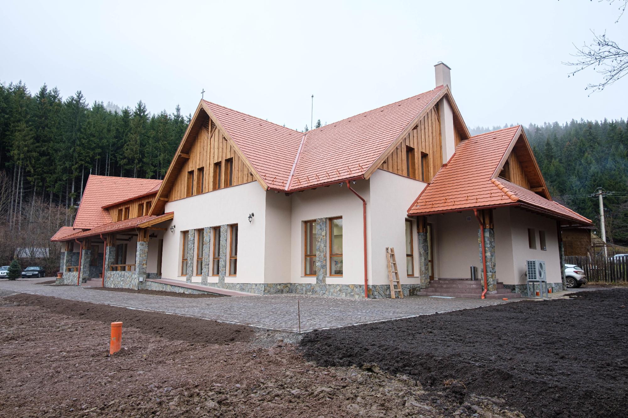 Magyar állami támogatással épült katolikus ifjúsági házat avattak Székelyföldön
