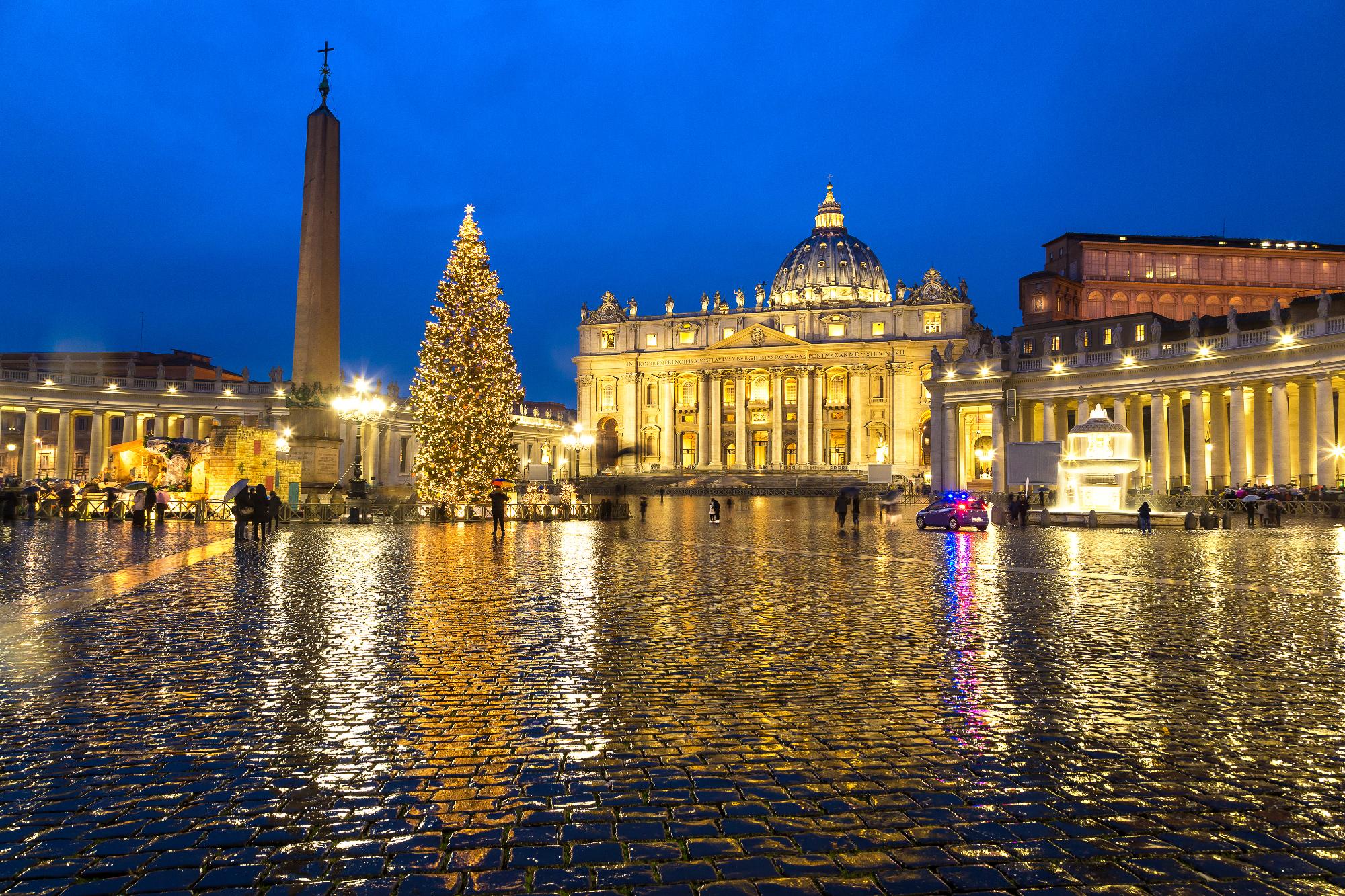 Felkapcsolták a Szent Péter téri karácsonyfa és betlehem fényeit