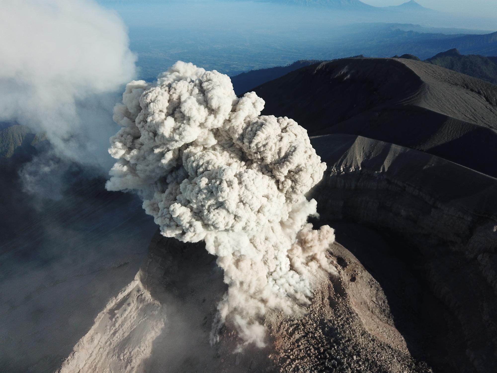 Egész falvakat perzselt fel az indonéziai Semeru vulkán