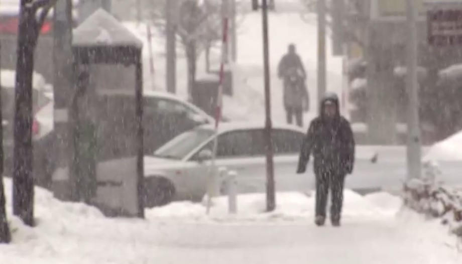 Tragédiákkal járt a sűrű havazás Japánban