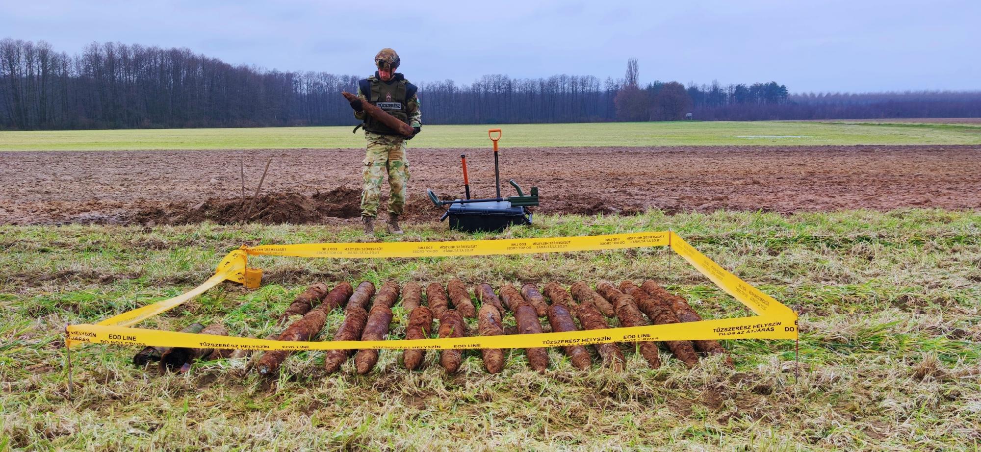 Mintegy 360 kilogramm második világháborús páncéltörő lőszer, gránát került elő Nagybajomnál