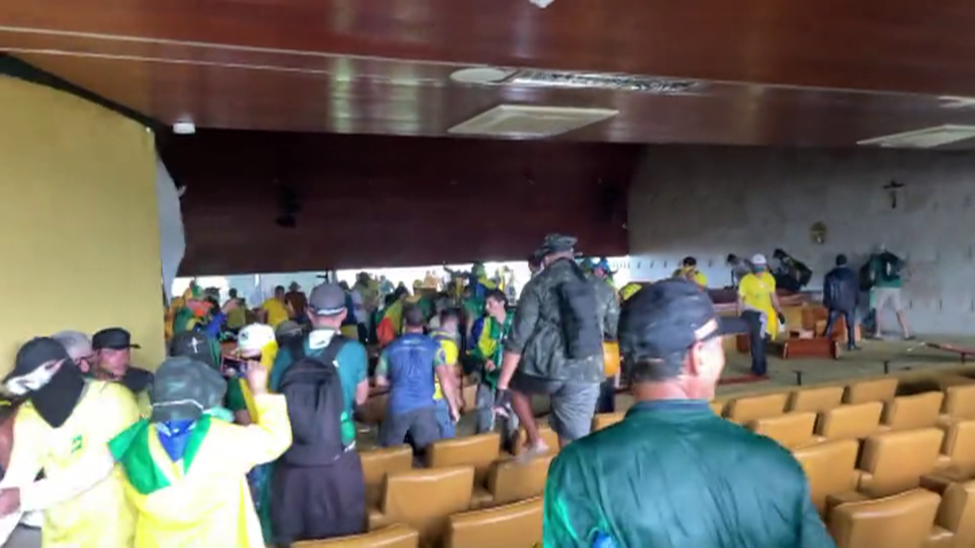 Bolsonaro hívei megrohamozták a brazil kongresszus épületét 
