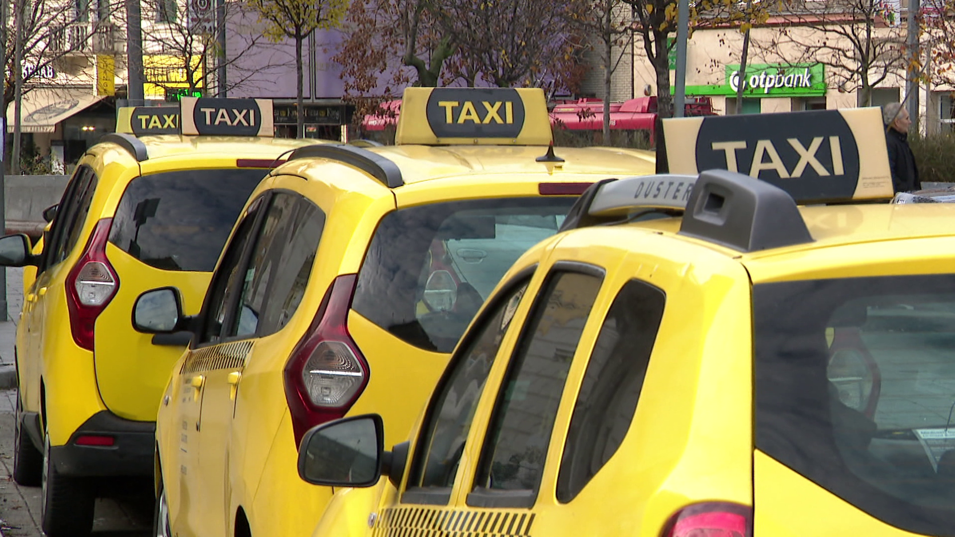 Tarifaemelést szeretnének a taxisok 