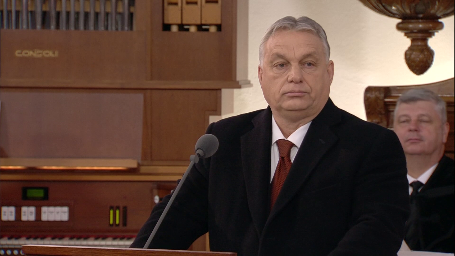 Orbán Viktor: A Himnuszt sohasem térdelve, mindig felemelt fejjel énekeljük 