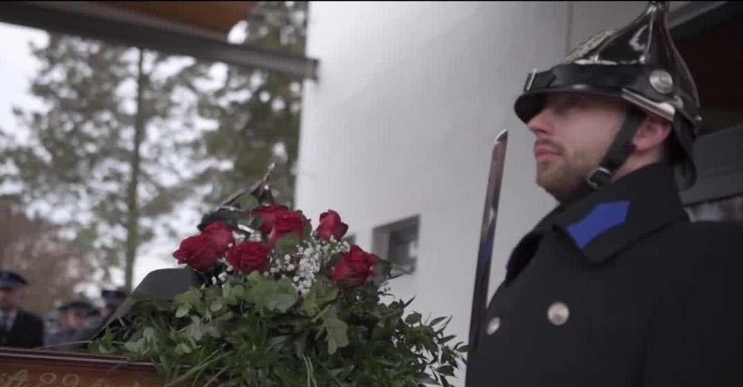 Napindító - Eltemették a hős rendőrt