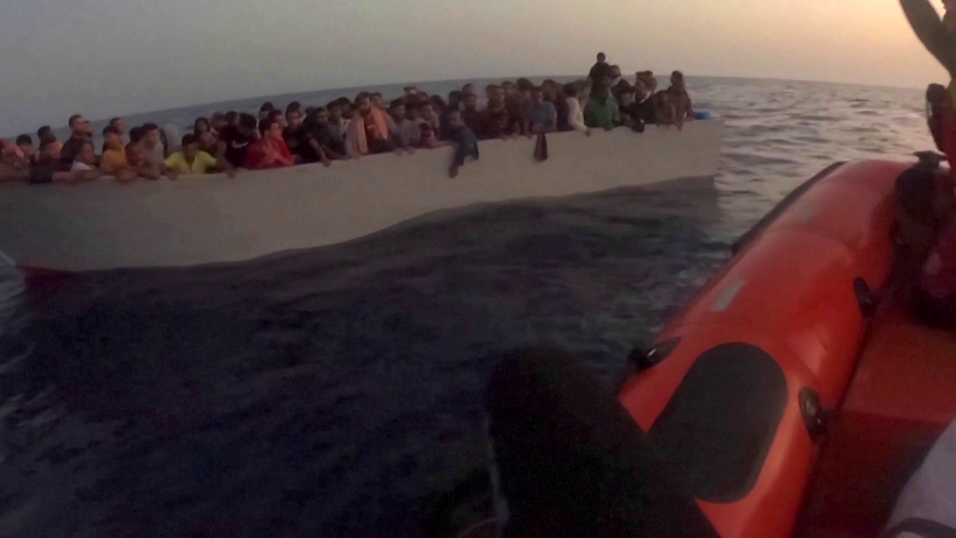 Kikötési engedélyt kér Brüsszel a migránshajóknak Olaszországtól