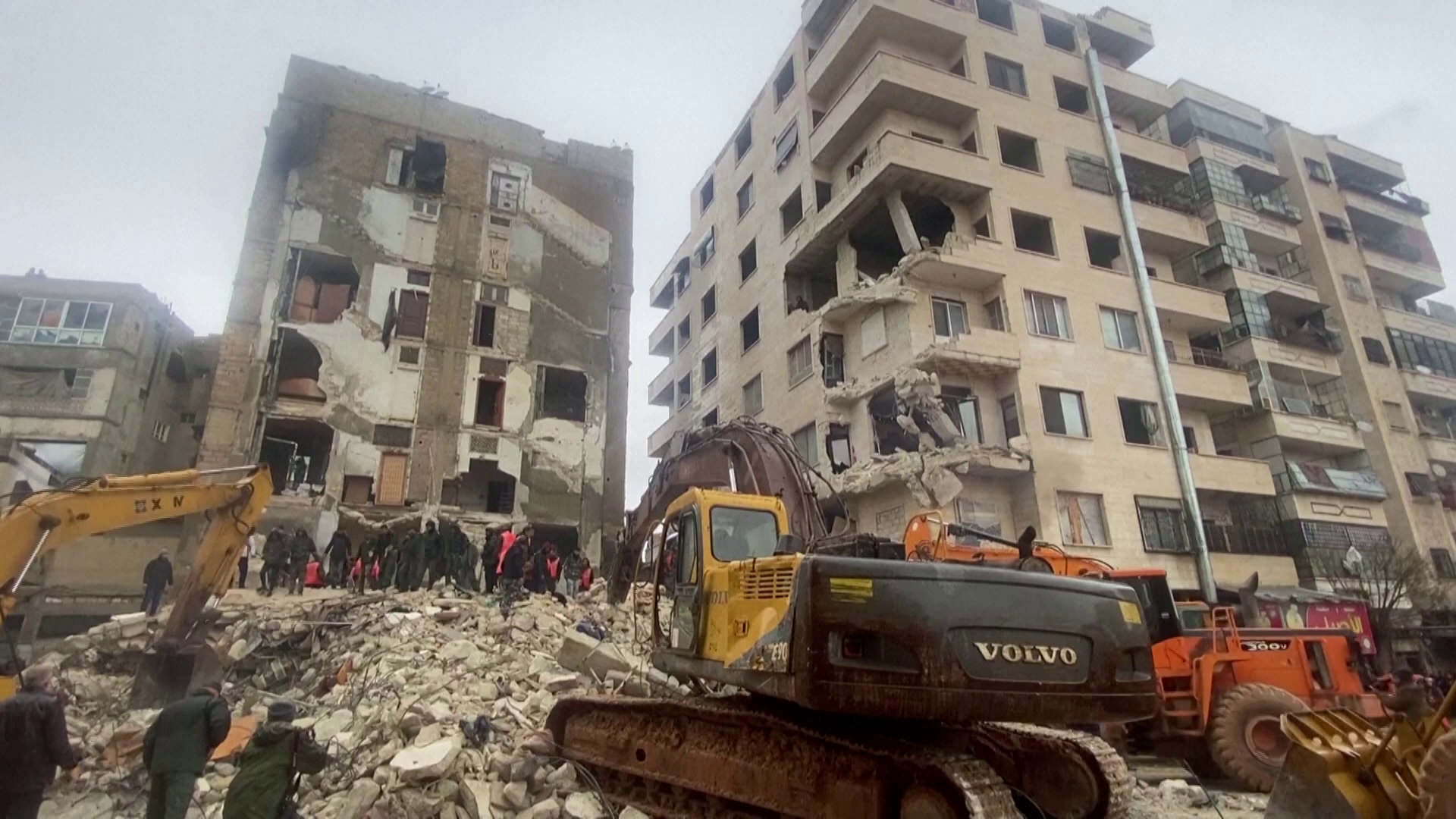 Elindult az 55 fős mentőcsapat Törökországba, a romok alatt rekedt személyeket kutatják