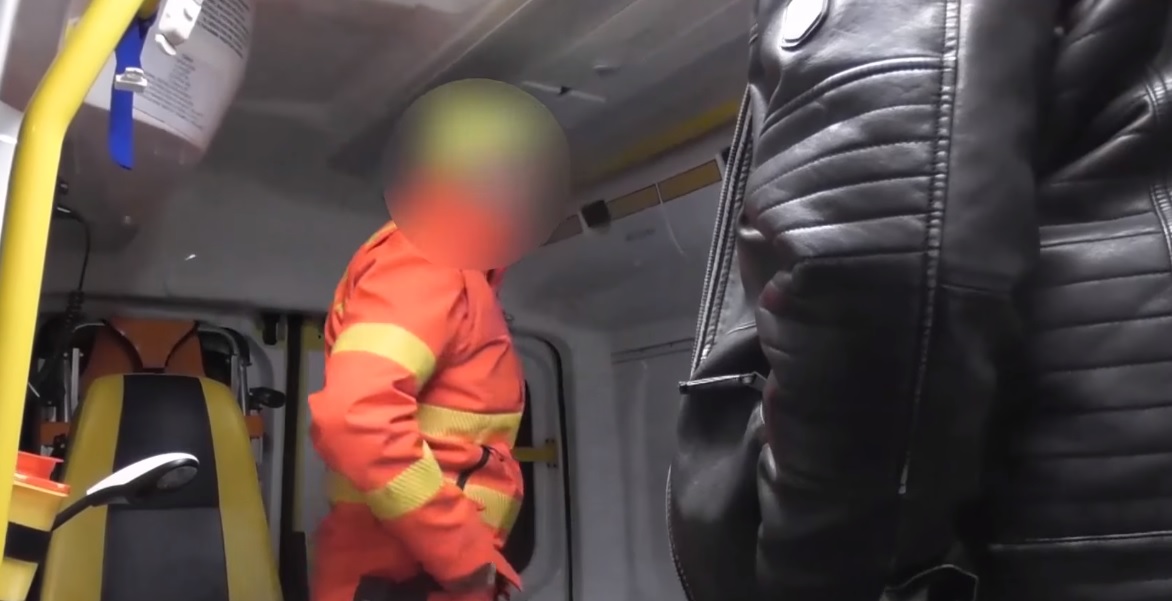 Videó a mentőáplóról, aki 70 ezer forintot lopott a „beteg”-től