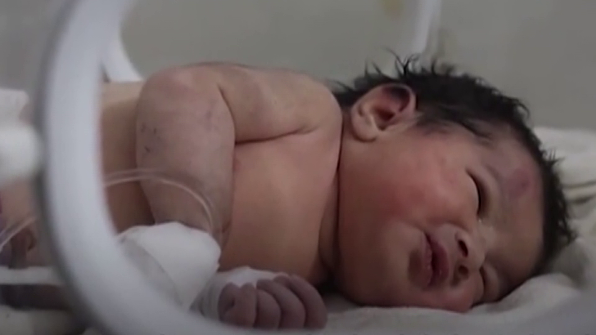 Több ezren ajánlották fel, hogy örökbe fogadnák a romok alól kihúzott babát
