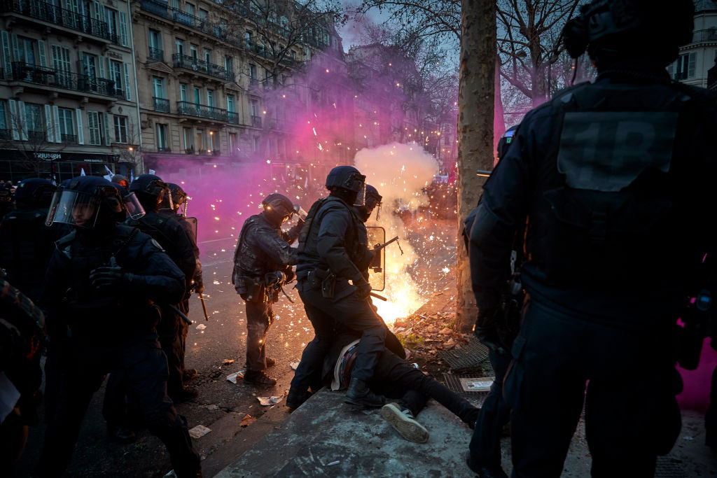 Helyenként erőszakba torkolltak a nyugdíjkorhatár-emelés elleni tüntetések Franciaországban