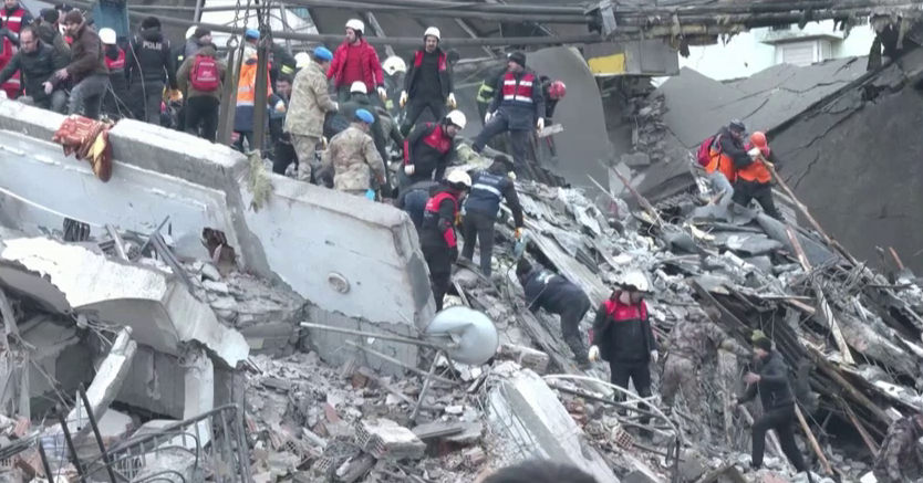 Több, a földrengésben összeomlott ház építőjét is őrizetbe vették Törökországban
