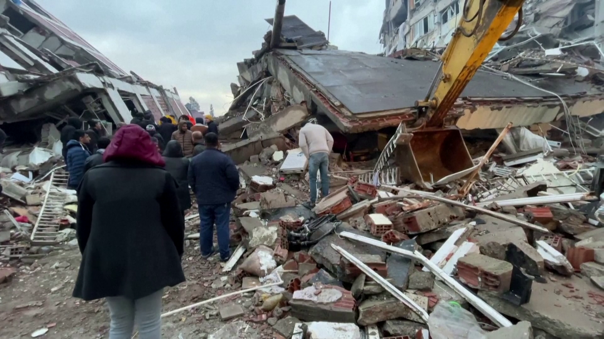 A mentés 12. napján is hoztak fel élőket Törökországban a romok alól