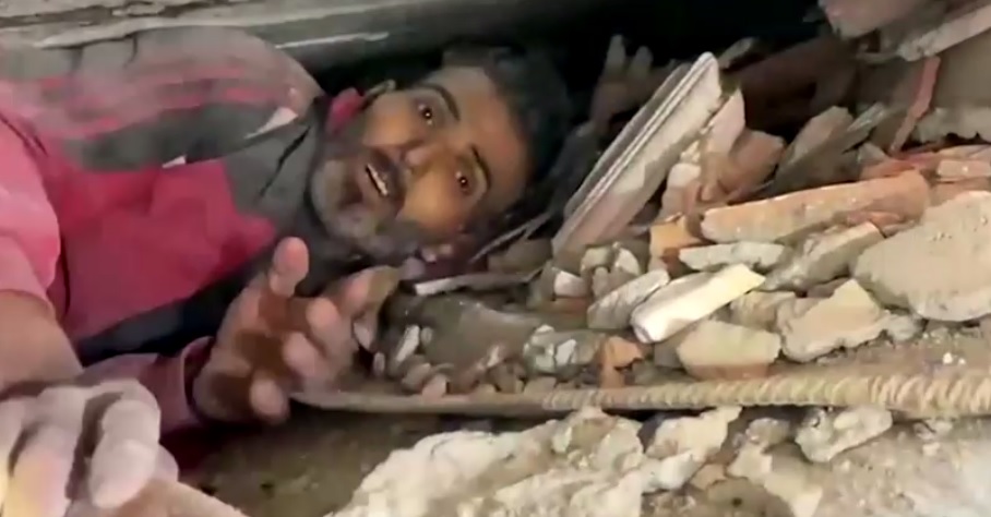 Csaknem 300 órával a földrengés után mentettek ki három embert a romok alól + videó