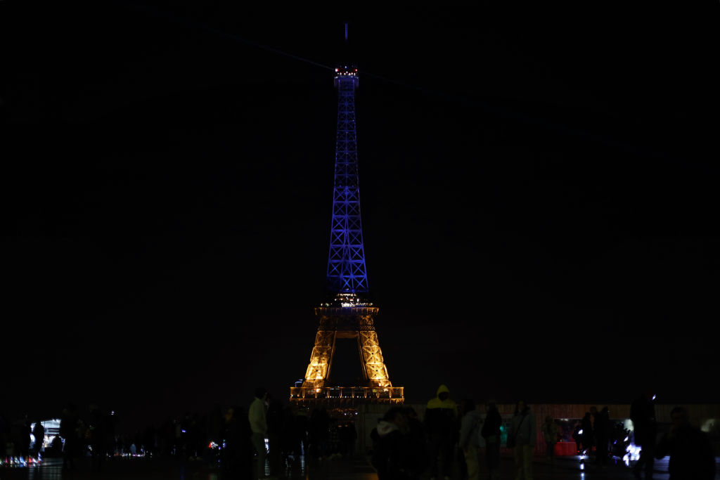Az ukrán zászló színeivel világítják ki az Eiffel-tornyot