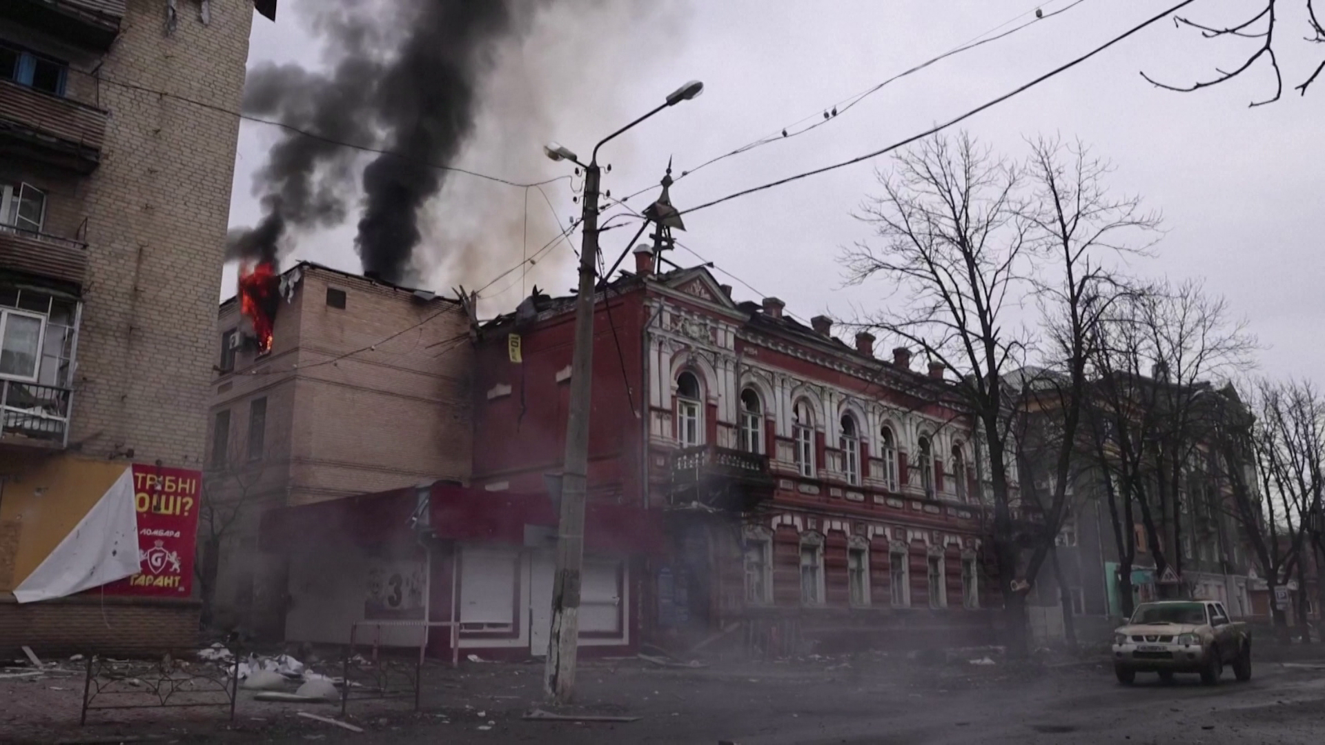 Lángokban áll Bahmut, mégis kitart az ukrán védelem