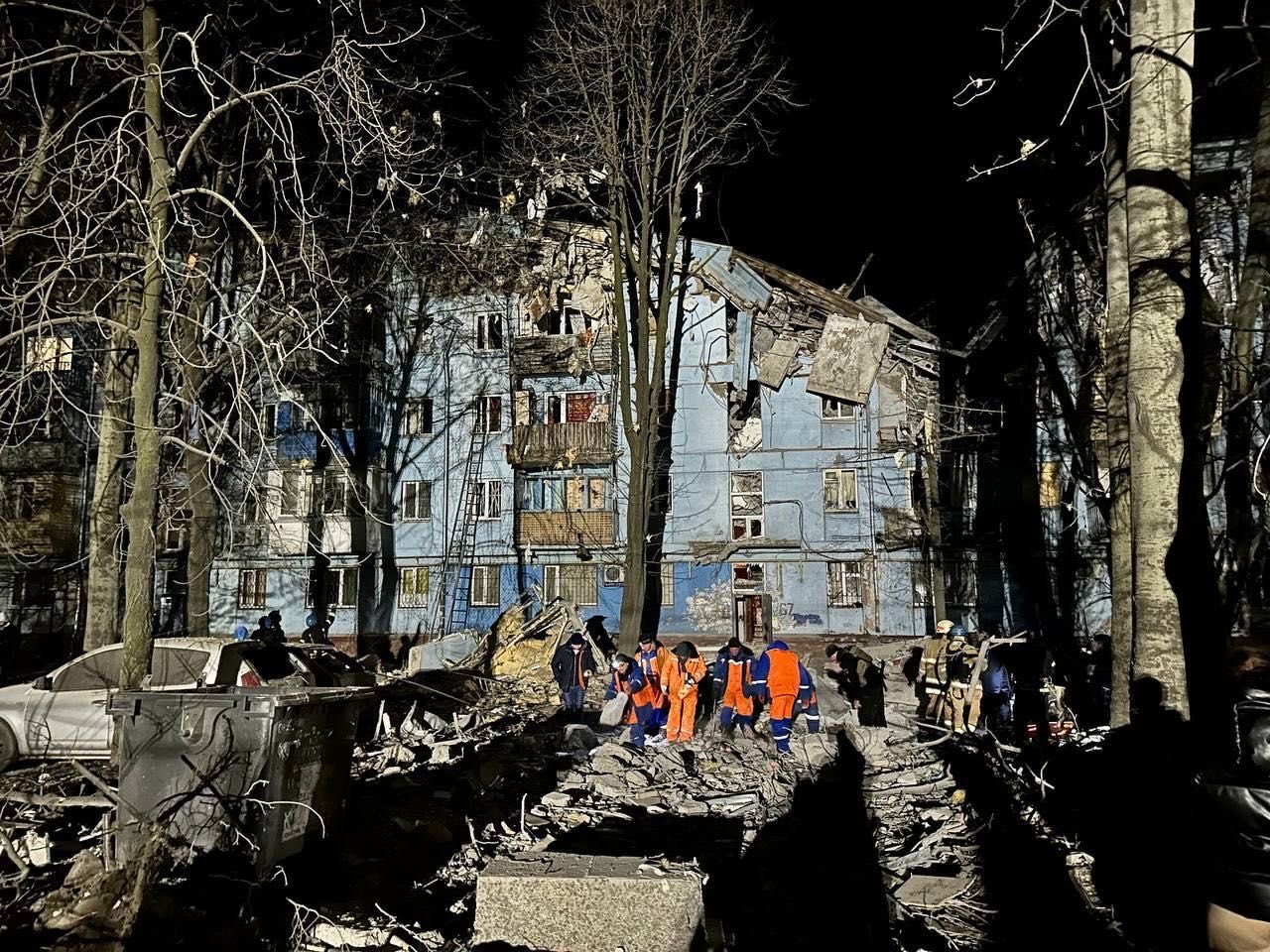 Többen meghaltak egy zaporizzsjai lakóházat ért rakétacsapásban