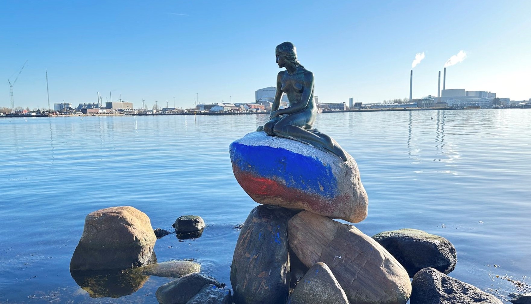 Az orosz zászló színeire festették át vandálok a Kis hableány szobrát Koppenhágában