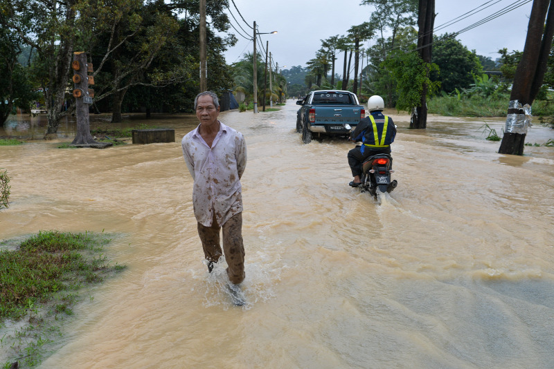 Malajzia déli részén emberek ezreit kell kimenekíteni az árvízek miatt 