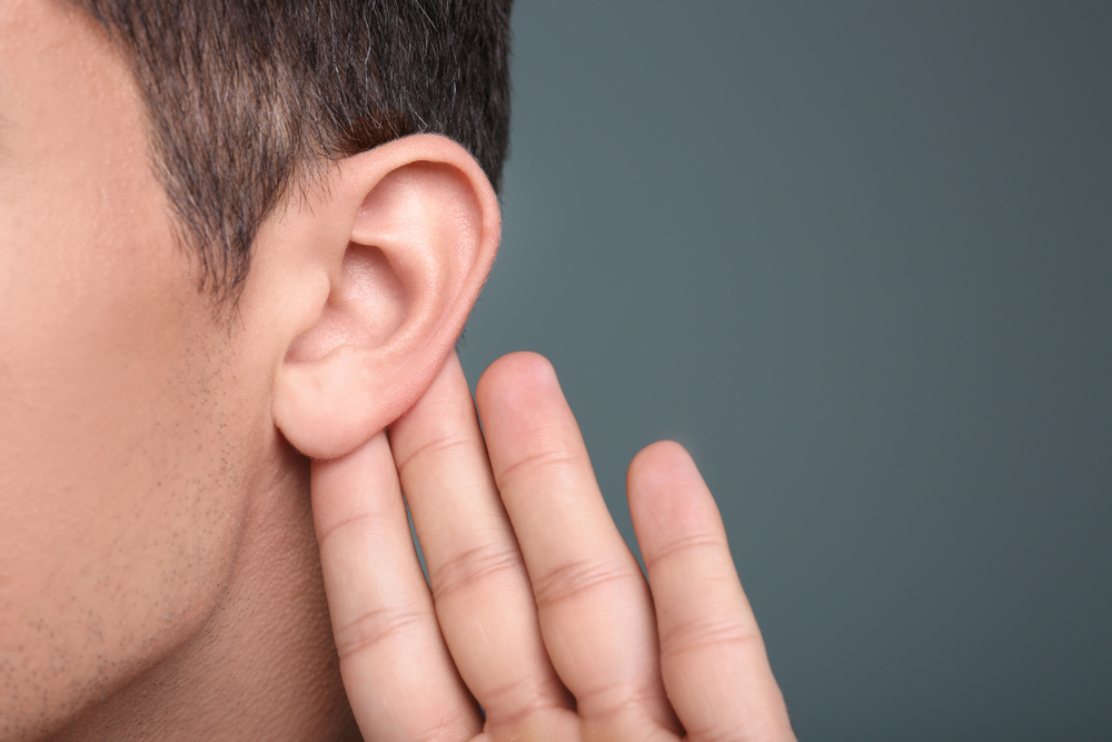 Hallókészülékkel üzletelőket fülelt le a NAV