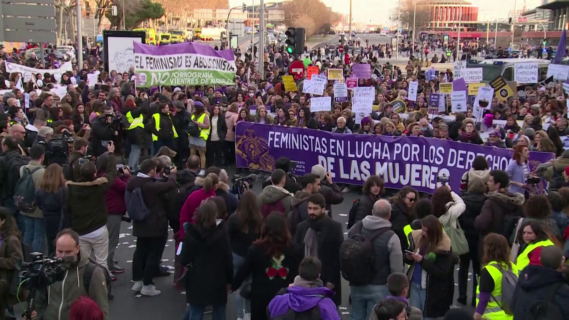 Több országban tüntetésbe csaptak át a nőnapi felvonulások