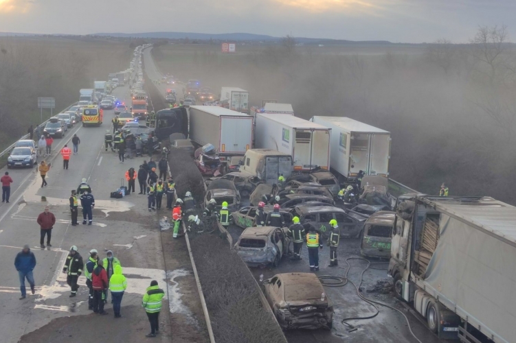 5 kamion és 37 jármű ütközött össze Herceghalom térségében az M1-es autópályán