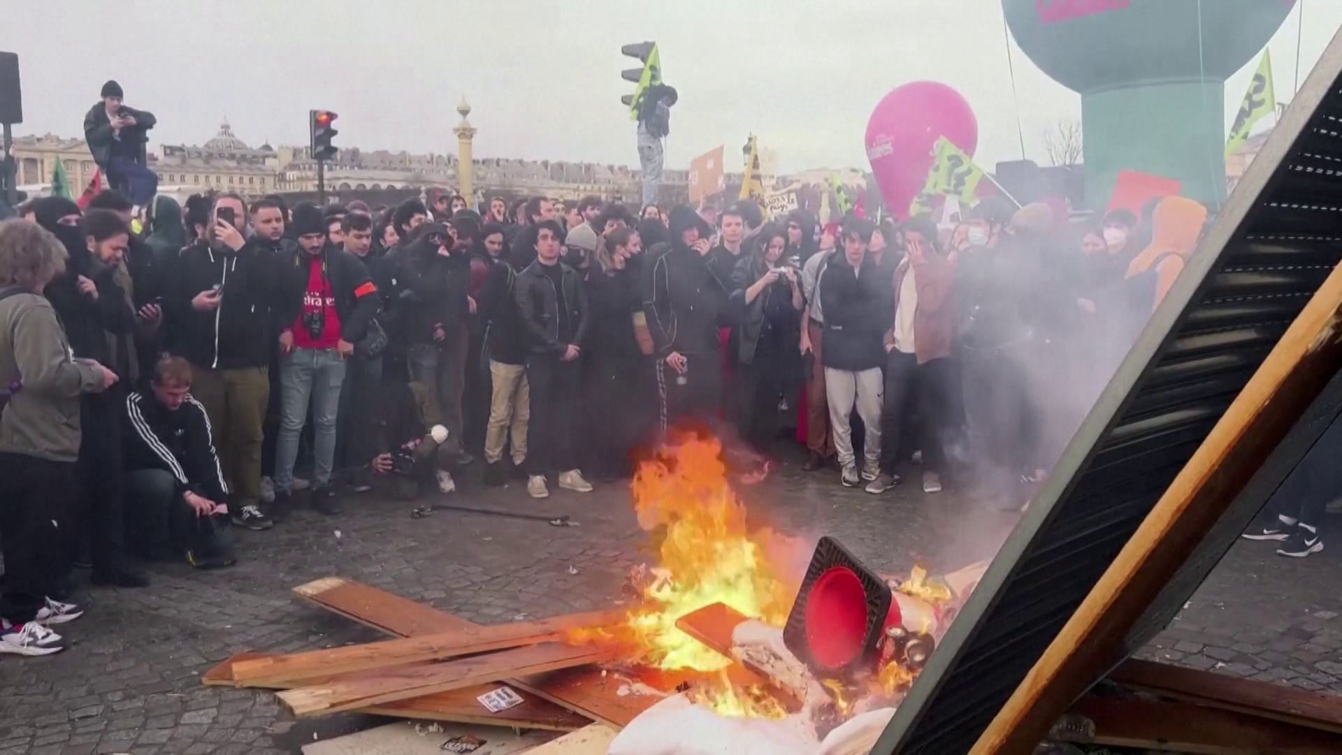 Több mint 200 tüntetőt vett őrizetbe a rendőrség Párizsban