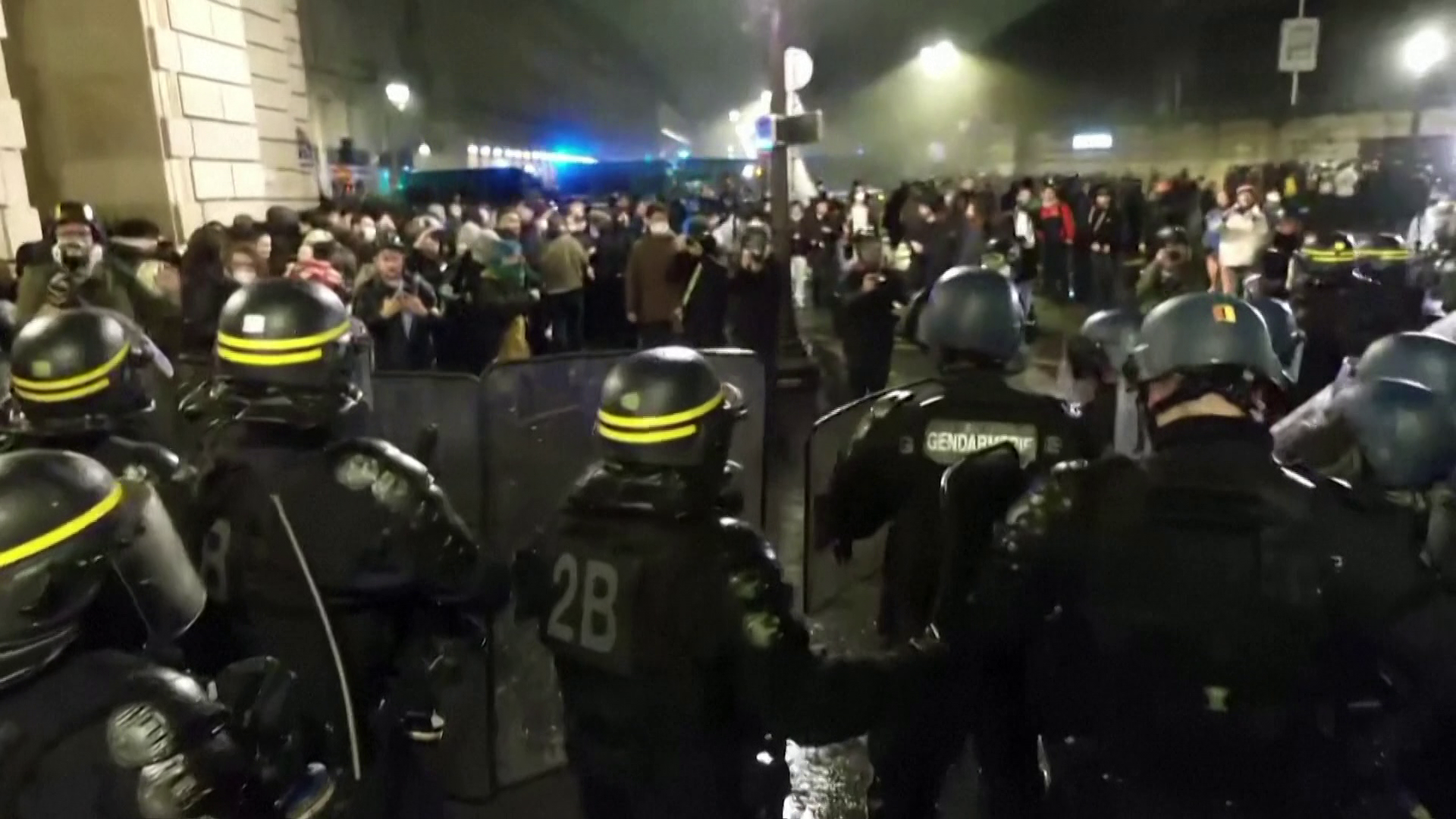Egyre erőszakosabbak a tüntetések Párizsban