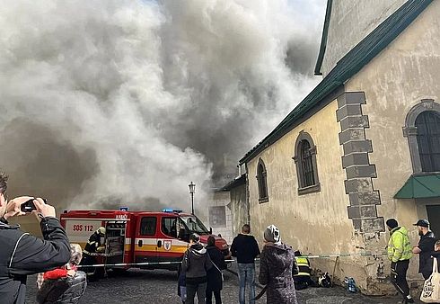 Több történelmi épület megrongálódott egy tűzvészben Selmecbánya központjában