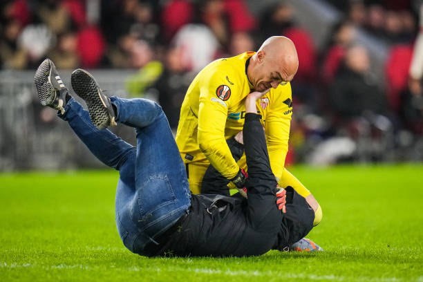 Évtizedekre kitiltották a PSV-stadionból a kapust megtámadó szurkolót