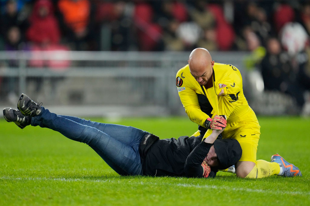 Évtizedekre kitiltották a PSV-stadionból a kapust megtámadó szurkolót