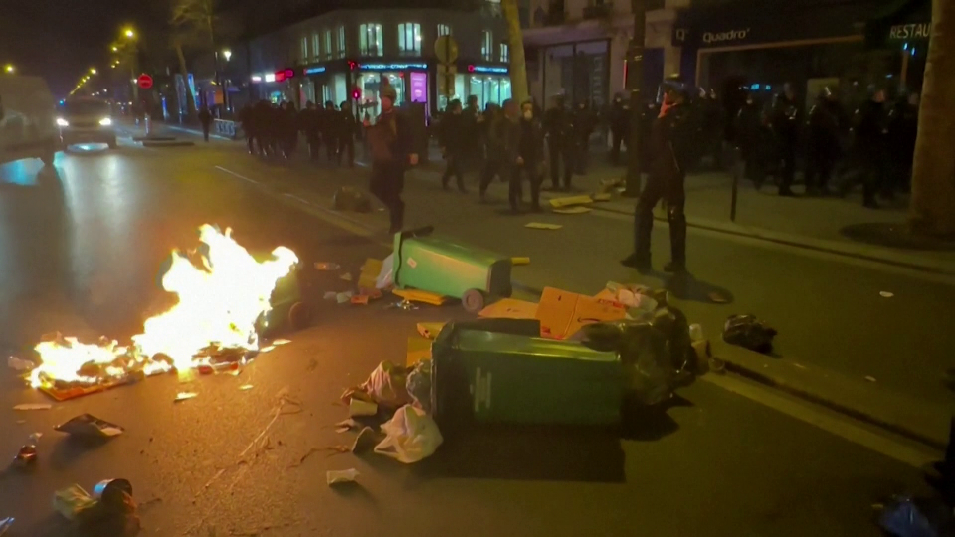 Megbukott a bizalmatlansági szavazás, lángokba borultak a francia utcák