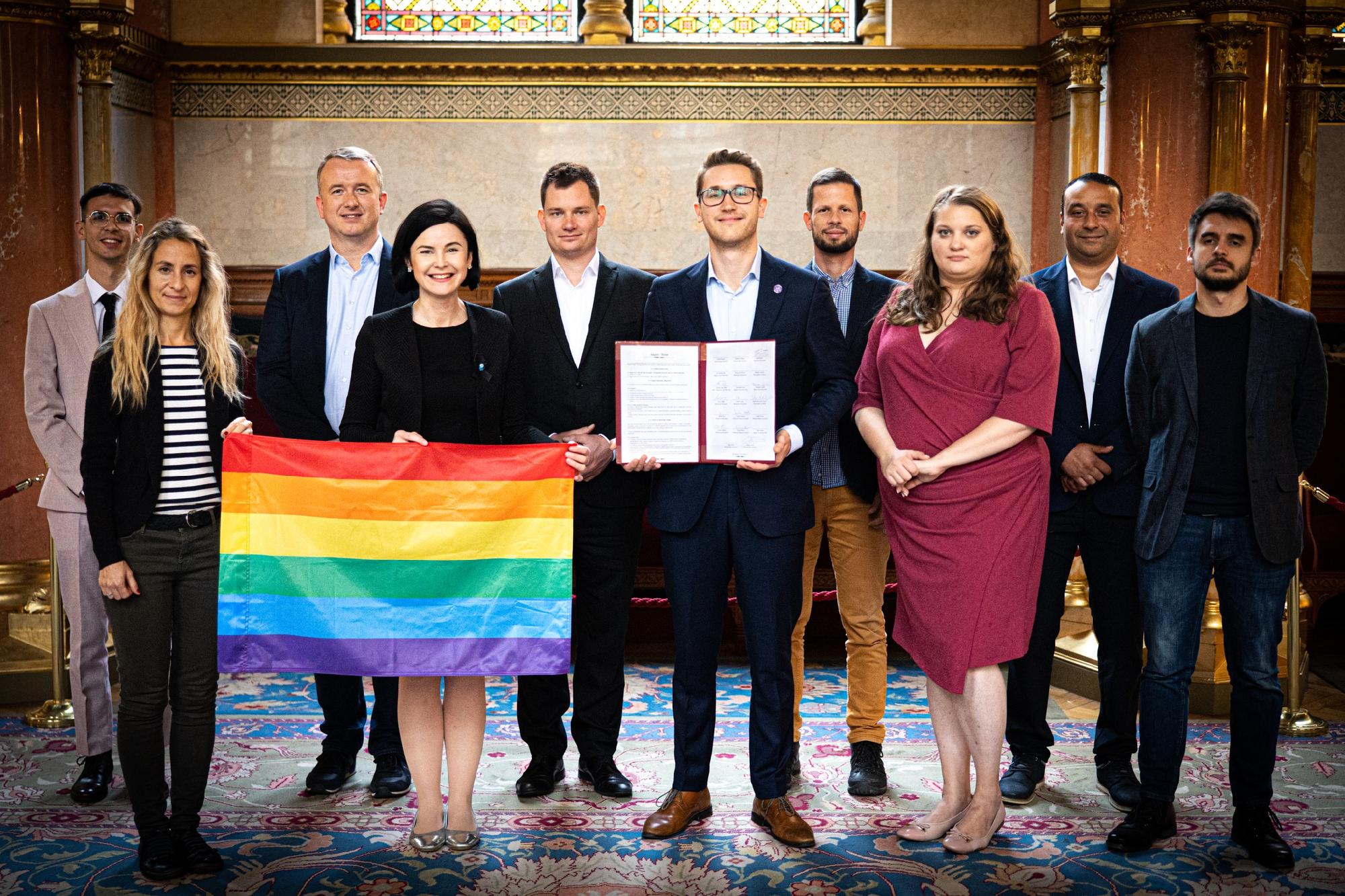 Külföldi kapcsolatokat épít az LMBTQ-mozgalmat támogató parlamenti képviselőcsoport
