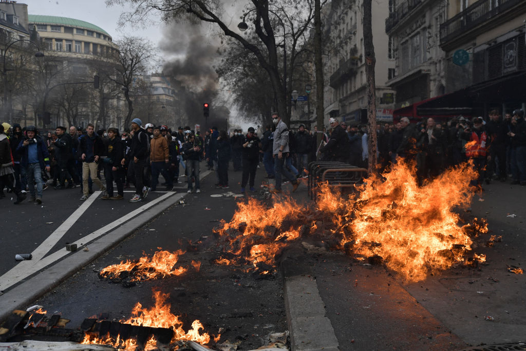 Ismét százezrek tiltakoztak a vitatott nyugdíjreform ellen Franciaországban