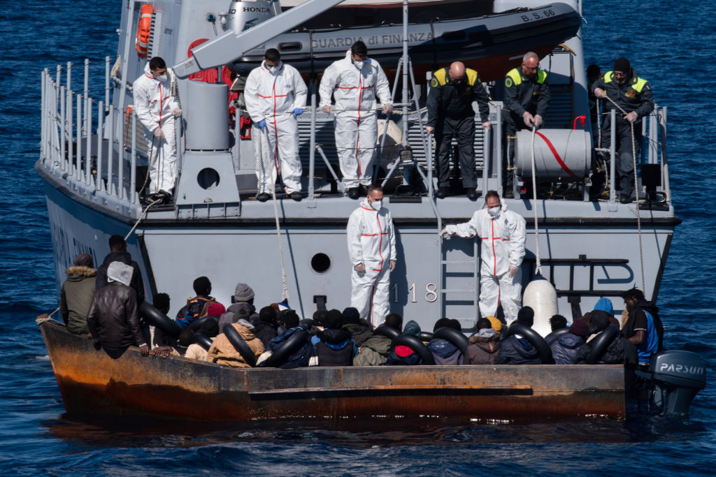 Több mint háromezer migráns érkezett Lampedusára