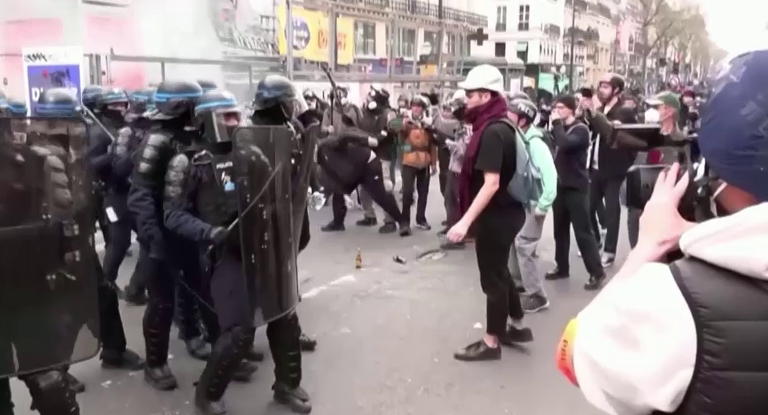 A francia rendőrök kevesebb erőszakot alkalmaznak a szélsőbaloldali tüntetőkkel szemben 