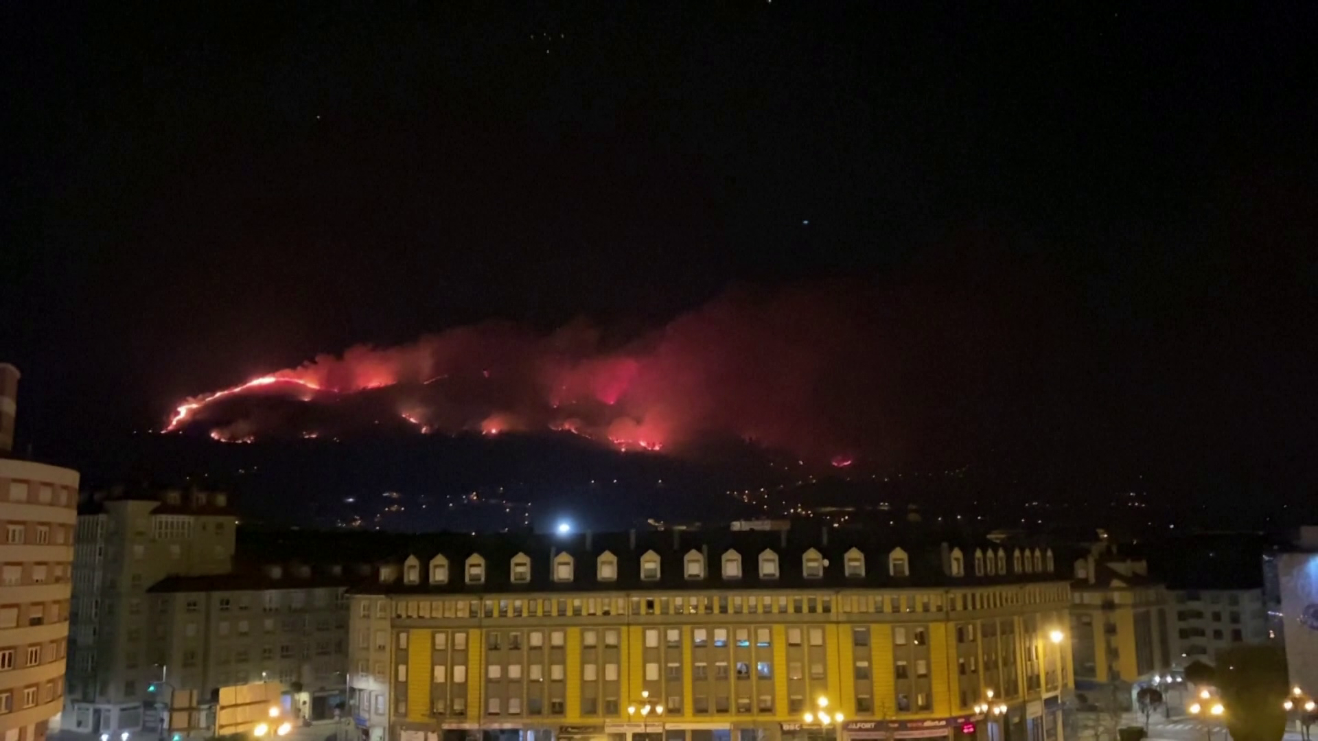 Több mint négyezer hektáron pusztítanak a lángok