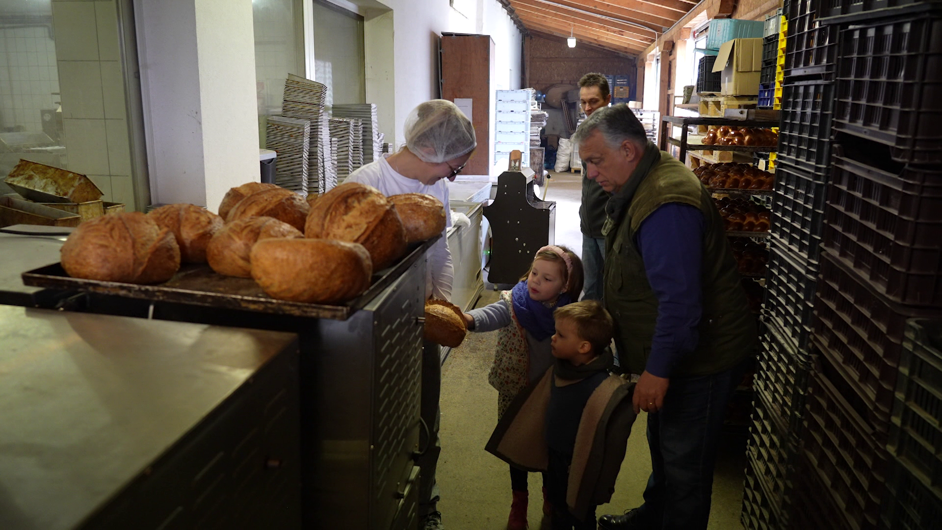 A felcsúti péknél járt unokáival Orbán Viktor 