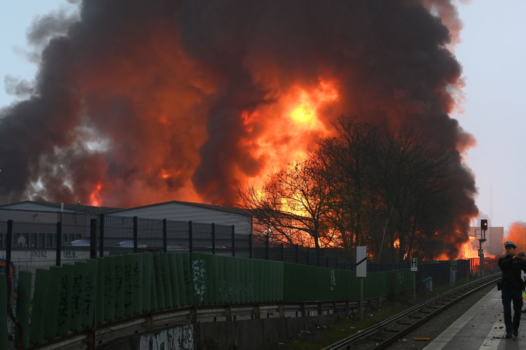 Mérgező anyagokat is tartalmazó füstfelhő sodródik Hamburg belvárosa felé