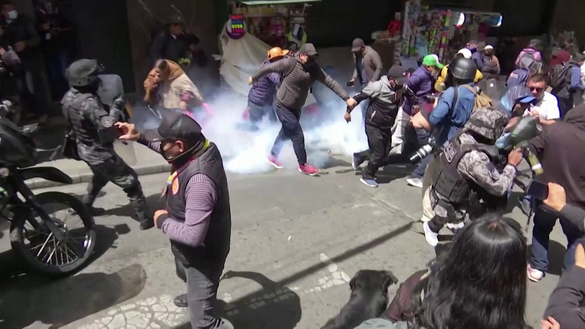 Könnygázzal kellett feloszlatni a demonstráló tanárokat Bolíviában