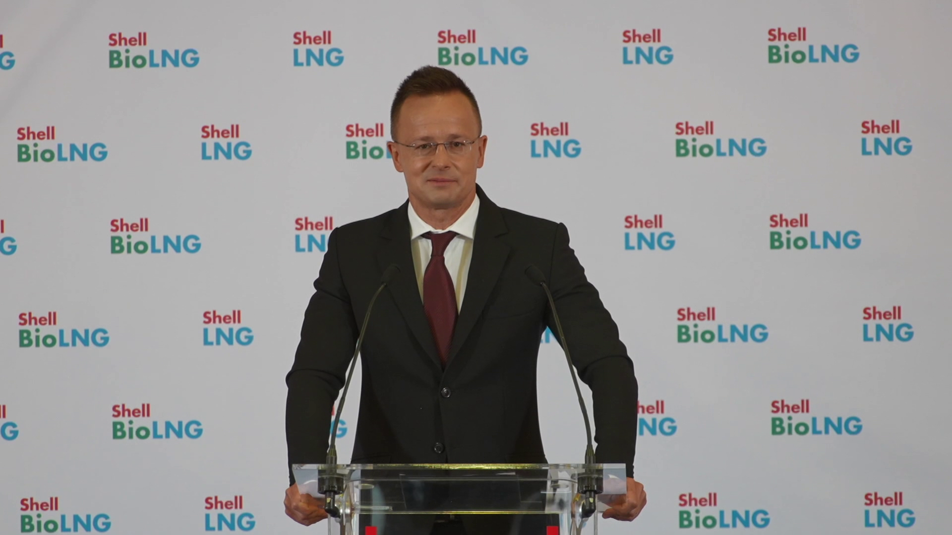 Szijjártó Péter: A régióban elsőként Magyarországon nyitott a Shell LNG-töltőállomást 