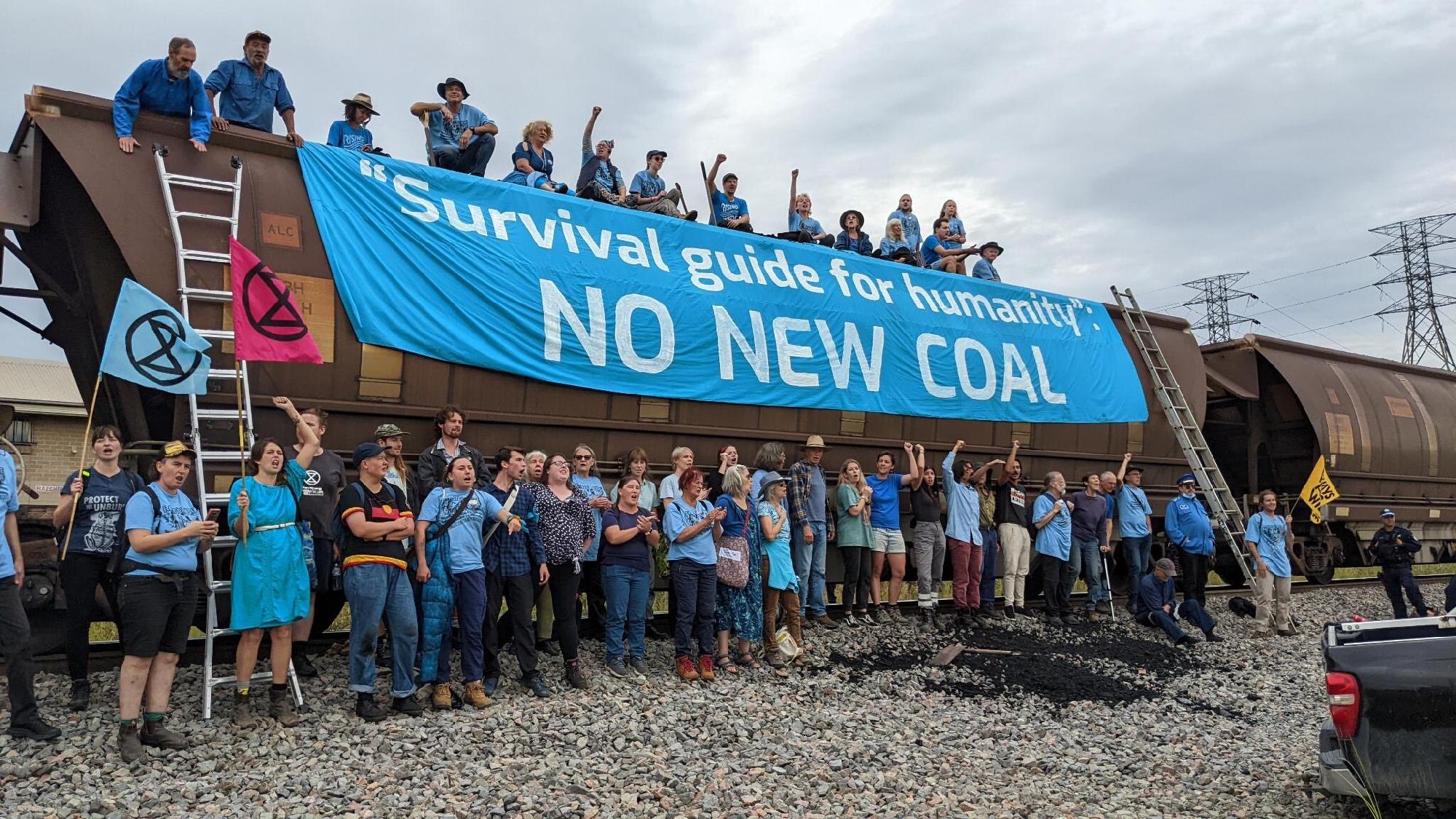 Ausztráliában éghajlatvédelmi aktivisták megállítottak egy szenet szállító vonatot