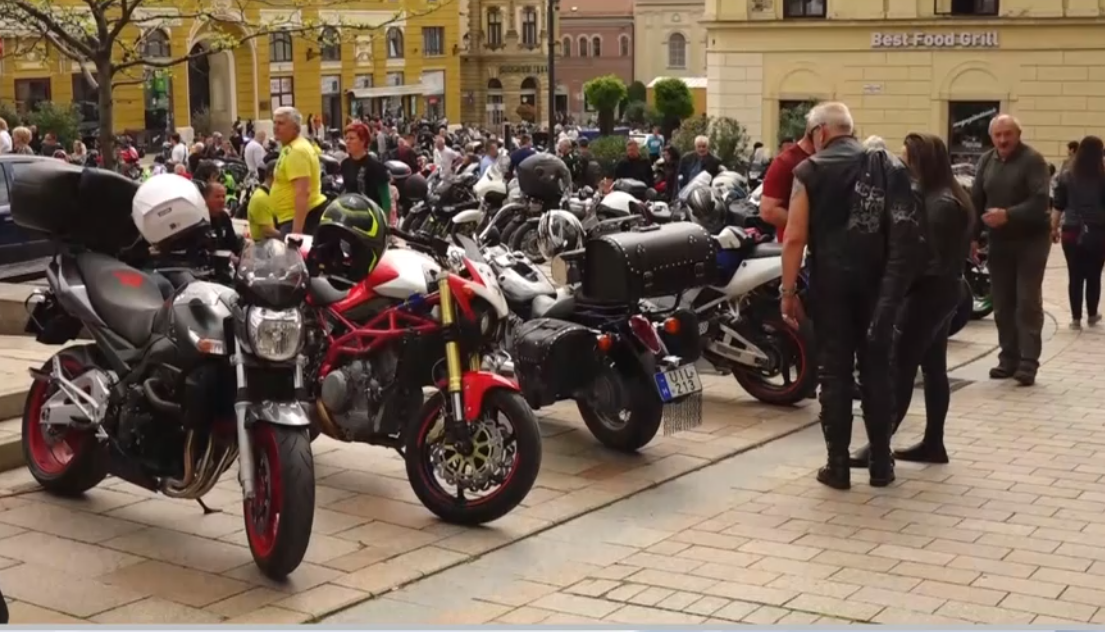 Szezonnyitó gurulást és családi napot szerveztek a motorosok Pécsen