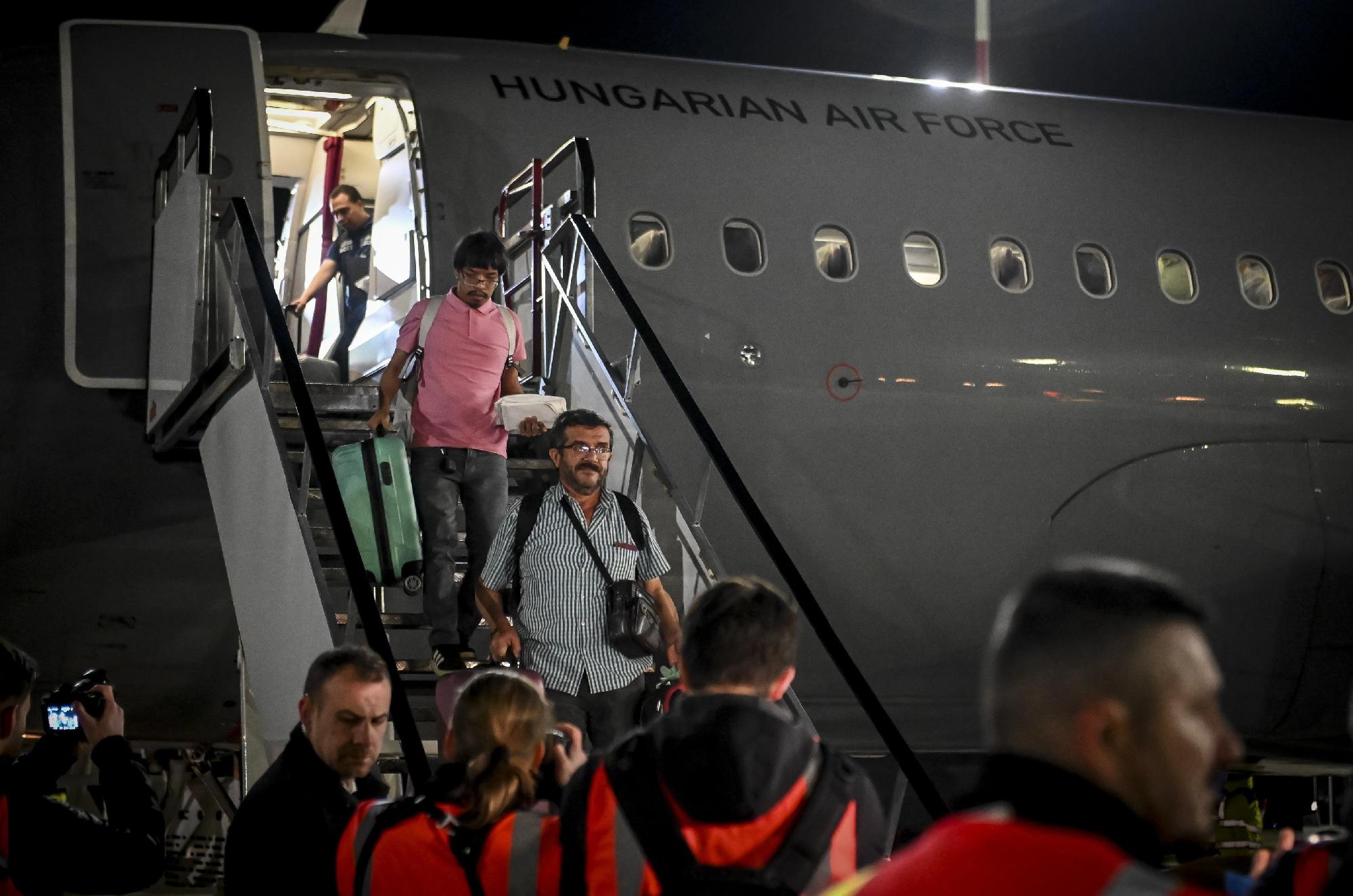 Egy különleges akció keretében 32 embert, köztük 7 magyar állampolgárt sikerült kimenekíteni Szudánból